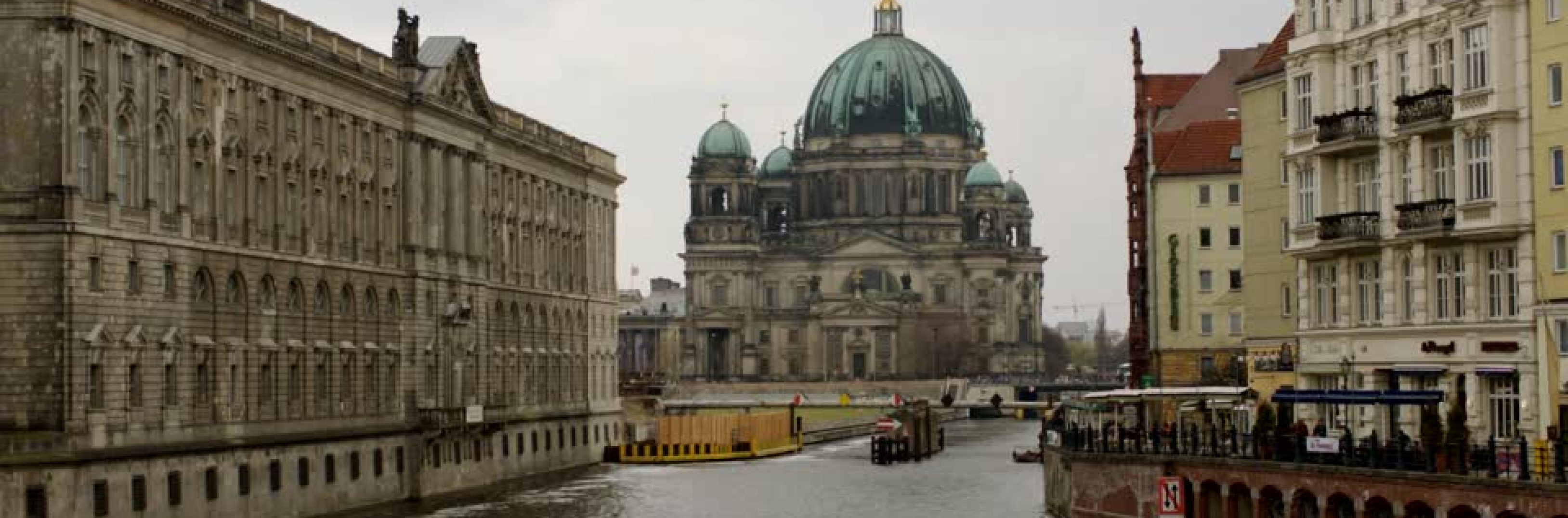 383758290-neuer-marstall-nikolaiviertel-berlin-cathedral-spree